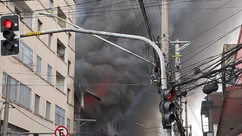 Alguns comerciantes tinham retirado mercadorias de shopping que pegou fogo um dia antes