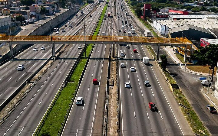 Principal orientação para romeiros é não andar à noite na Via Dutra, diz porta-voz da PRF
