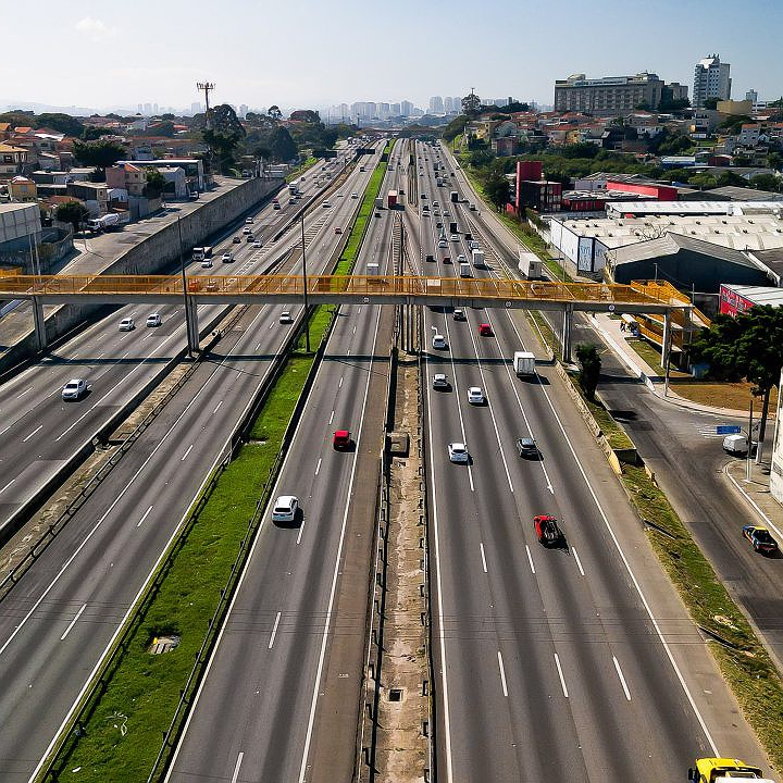 Principal orientação para romeiros é não andar à noite na Via Dutra, diz porta-voz da PRF