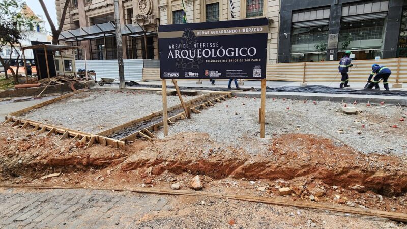 Trilho de bonde dos anos 1900 e outros achados históricos são encontrados em meio às obras da calçada no Centro