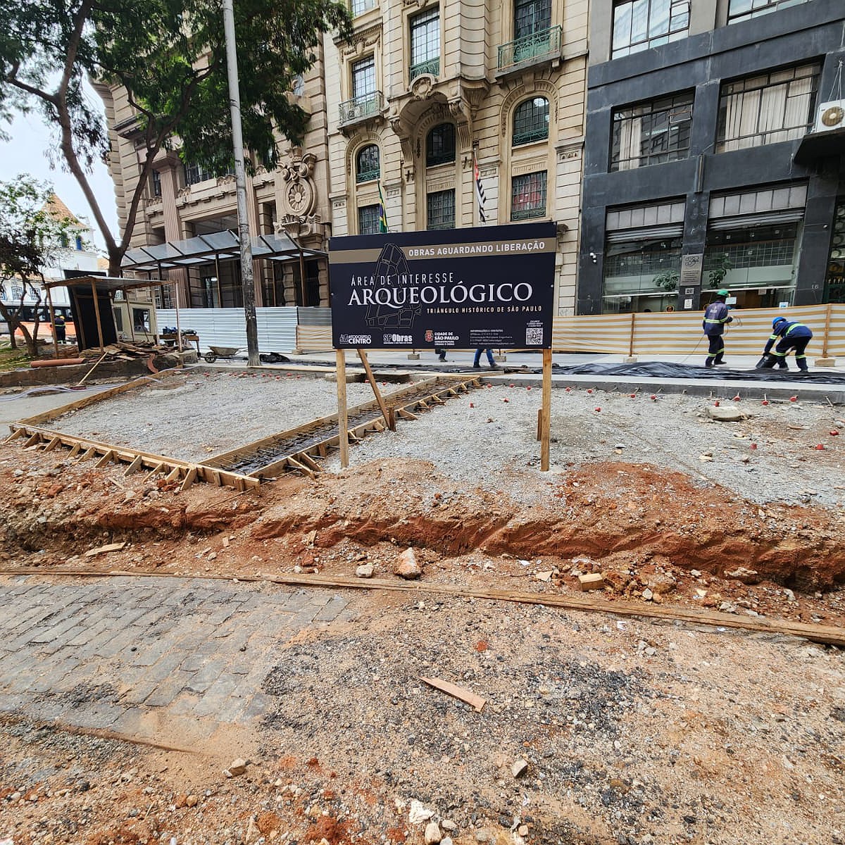 Trilho de bonde dos anos 1900 e outros achados históricos são encontrados em meio às obras da calçada no Centro