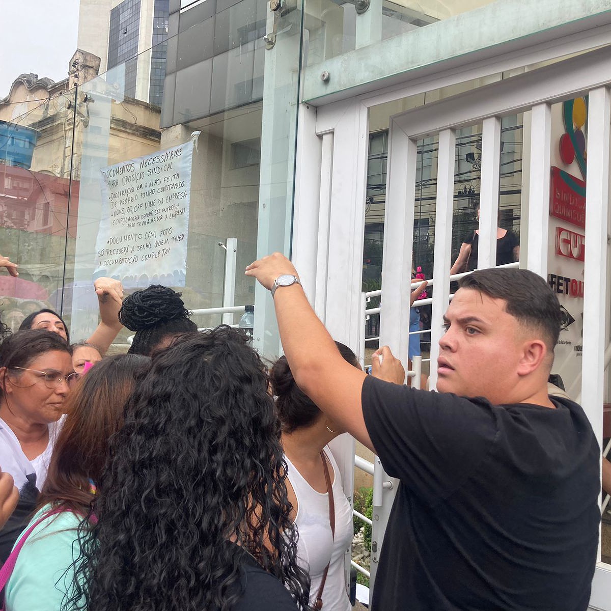 Em último dia parar cancelar contribuição sindical, trabalhadores da educação fazem fila desde cedo