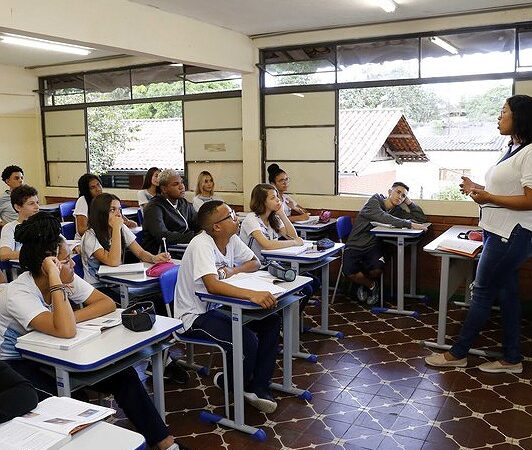 ‘O diálogo é fundamental para que as escolas tenham sucesso na restrição do uso de celulares’