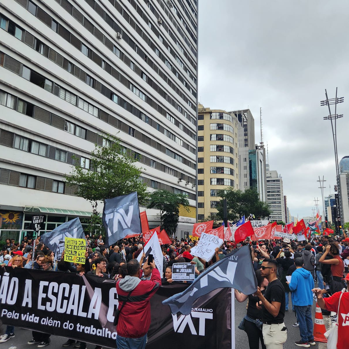 Manifestantes fazem ato na Avenida Paulista pelo fim da escala 6×1