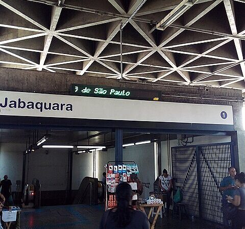 Passageira é atingida por pedaço do teto de estação do Metrô