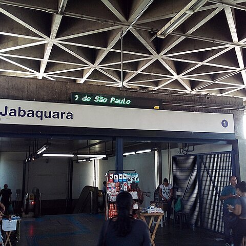 Passageira é atingida por pedaço do teto de estação do Metrô