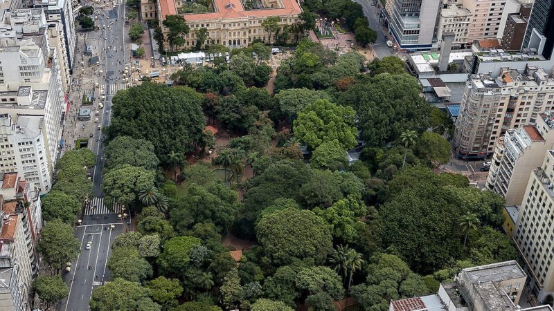 ‘Cercar praças nega senso de humanidade dos espaços públicos’