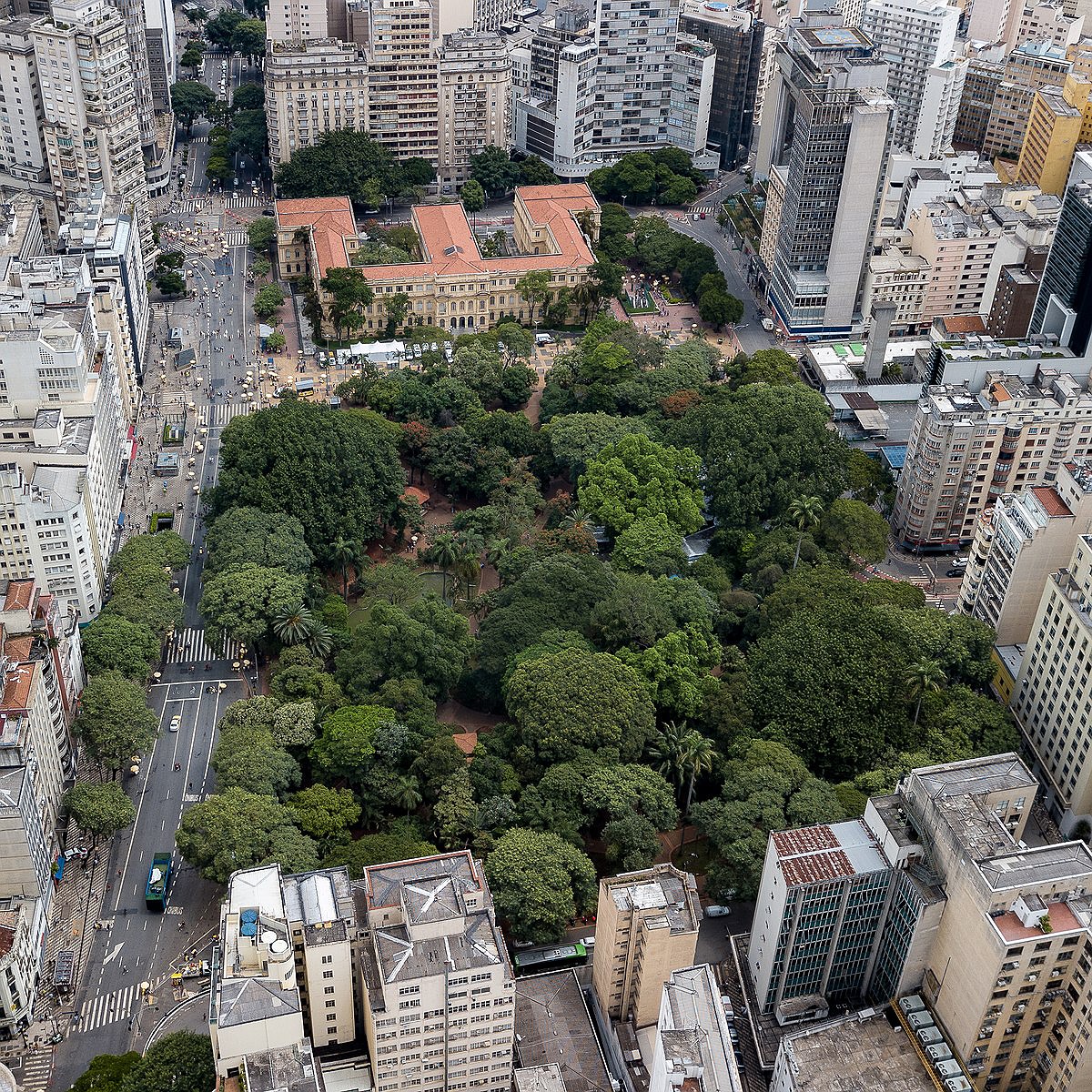 ‘Cercar praças nega senso de humanidade dos espaços públicos’