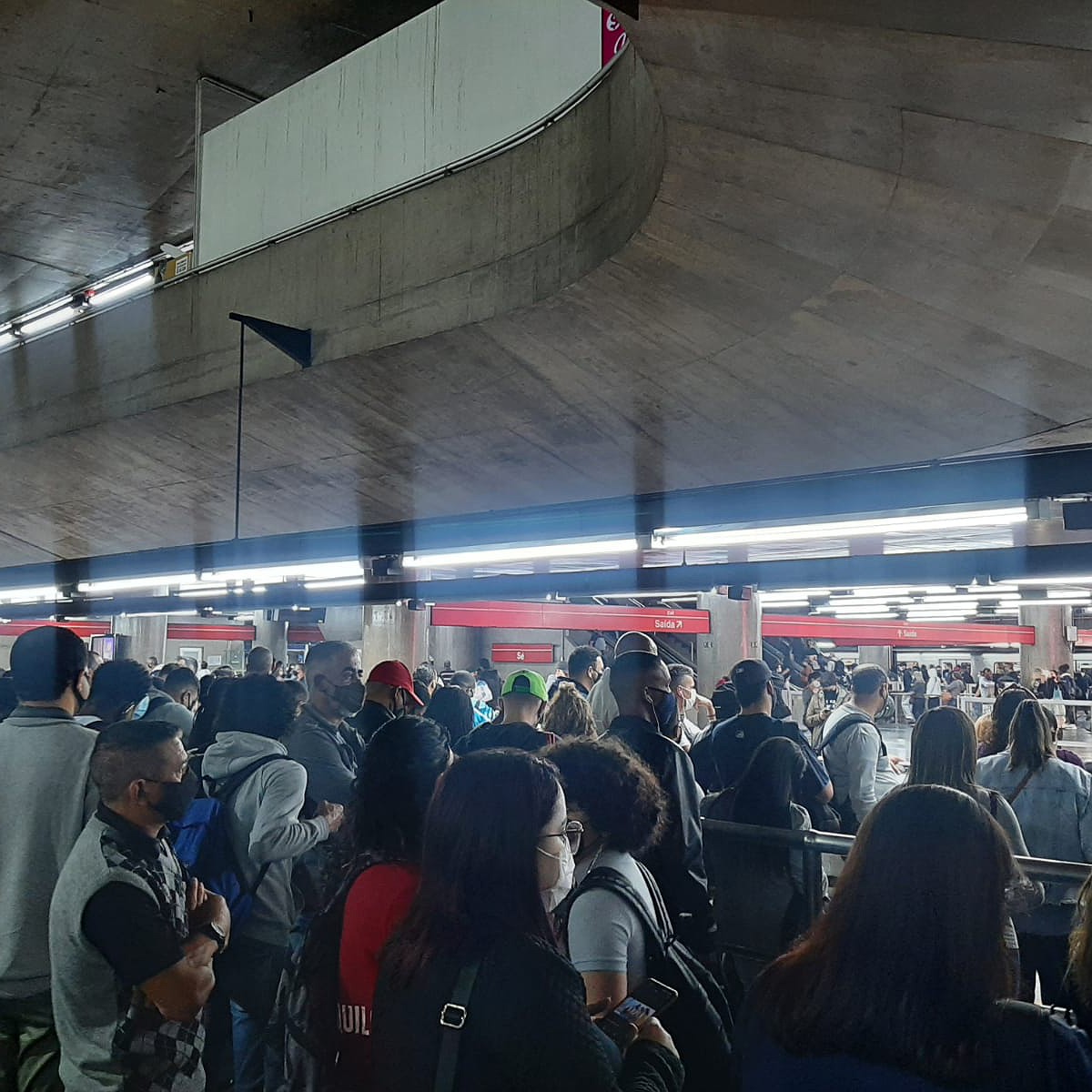 Falha causa atrasos e deixa plataformas lotadas na Linha 3-Vermelha do Metrô