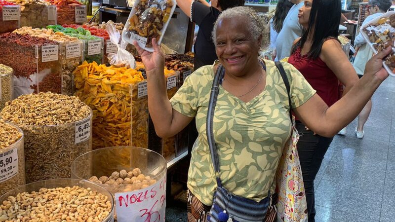 Consumidores buscam produtos para toque final da ceia de Natal no Mercado Municipal de SP