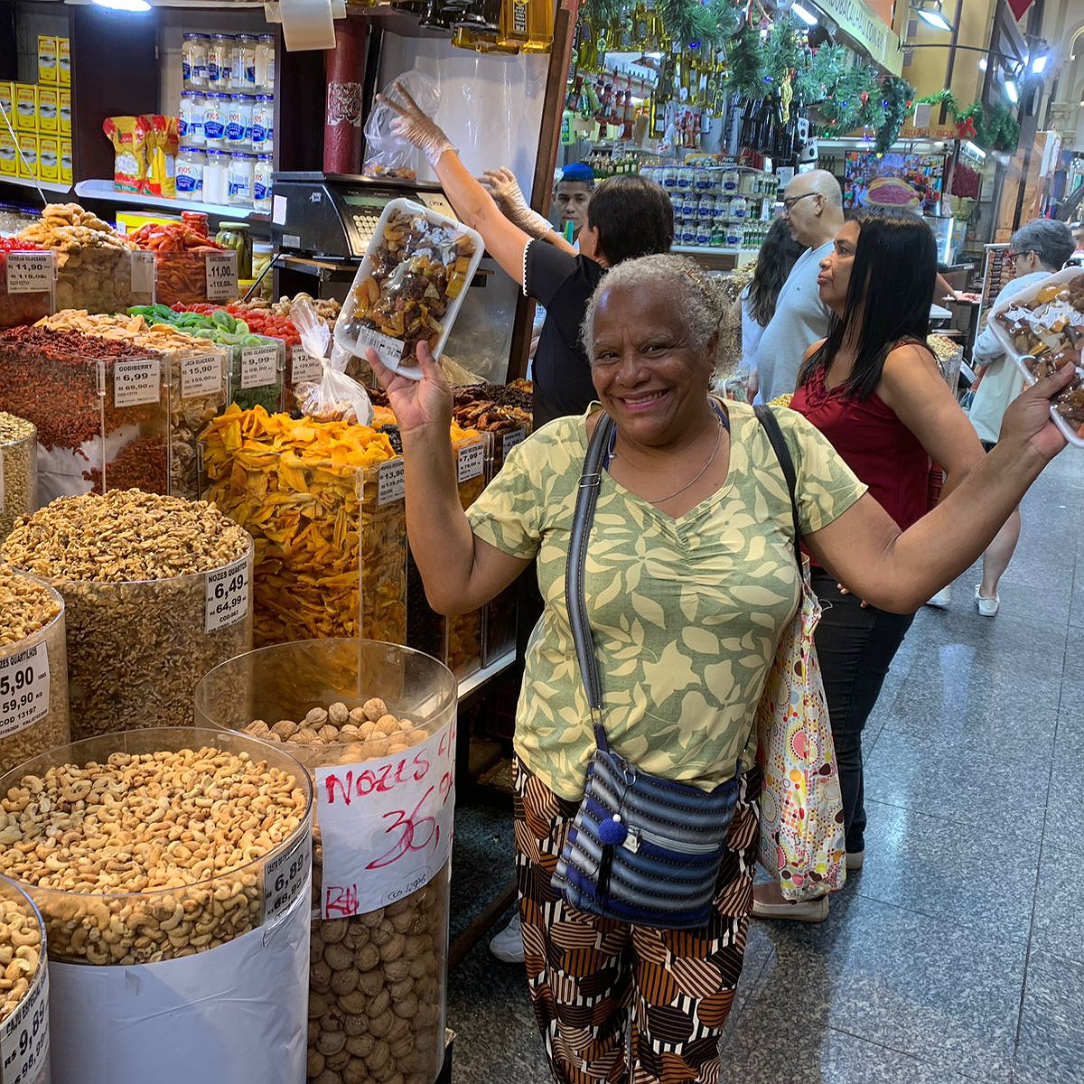 Consumidores buscam produtos para toque final da ceia de Natal no Mercado Municipal de SP