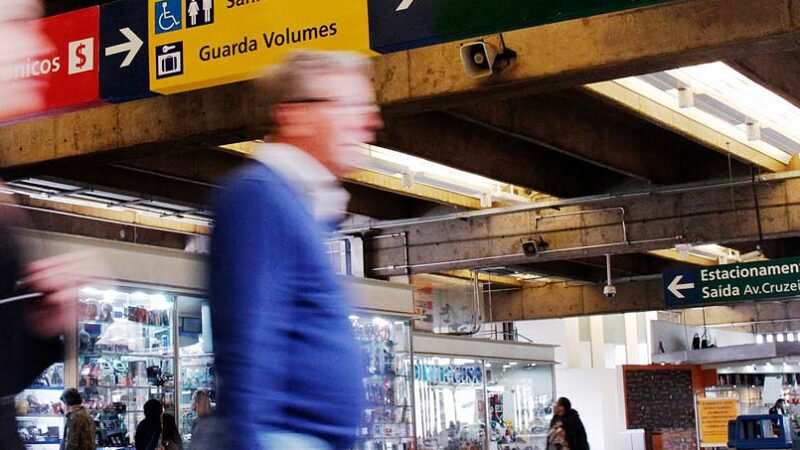 Movimento é intenso nos terminais de passageiros de São Paulo a um dia do Réveillon
