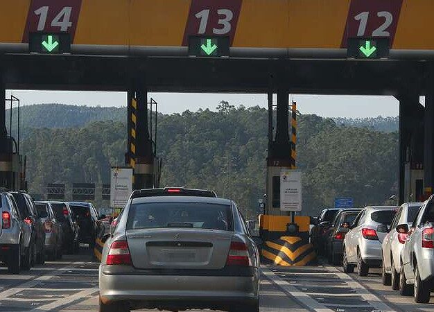 Criminosos fazem motoristas reféns e usam explosivos em assalto em pedágio em São Vicente (SP)