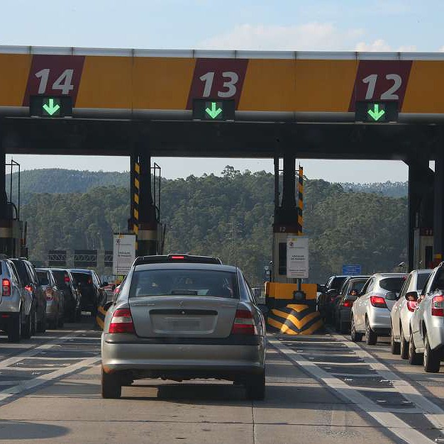 Criminosos fazem motoristas reféns e usam explosivos em assalto em pedágio em São Vicente (SP)