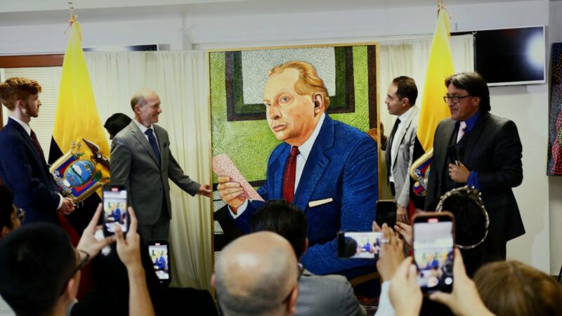 Cônsul-Geral do Equador, Rodrigo Benítez, e Mestre Gotasi entregam retrato à Fundação L. Ronald Hubbard pelo Dia Internacional dos Migrantes