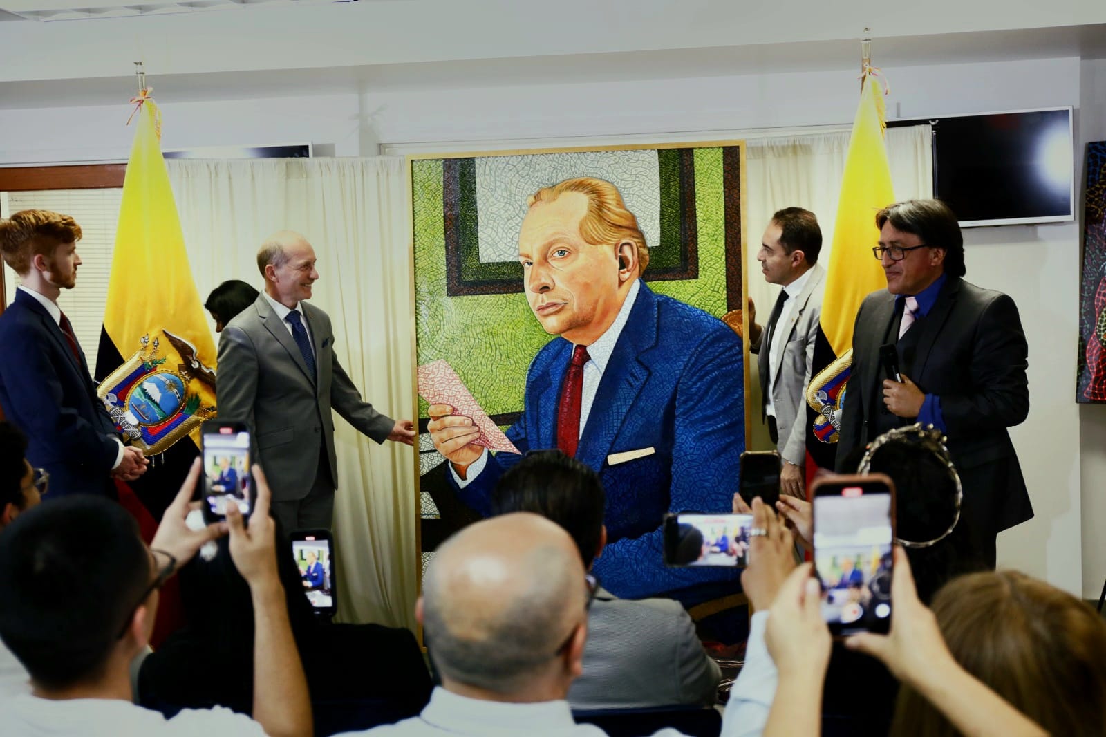Cônsul-Geral do Equador, Rodrigo Benítez, e Mestre Gotasi entregam retrato à Fundação L. Ronald Hubbard pelo Dia Internacional dos Migrantes