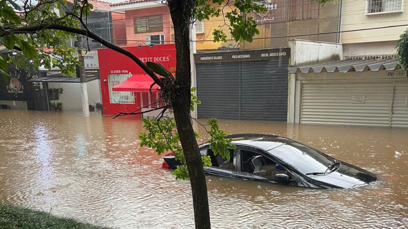 Alagamentos em São Paulo: ‘a cidade tem que assumir isso como prioridade’, diz especialista