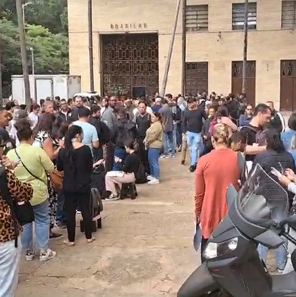 Trabalhadores enfrentam longas filas para entregar carta de oposição a pagamento de contribuição sindical