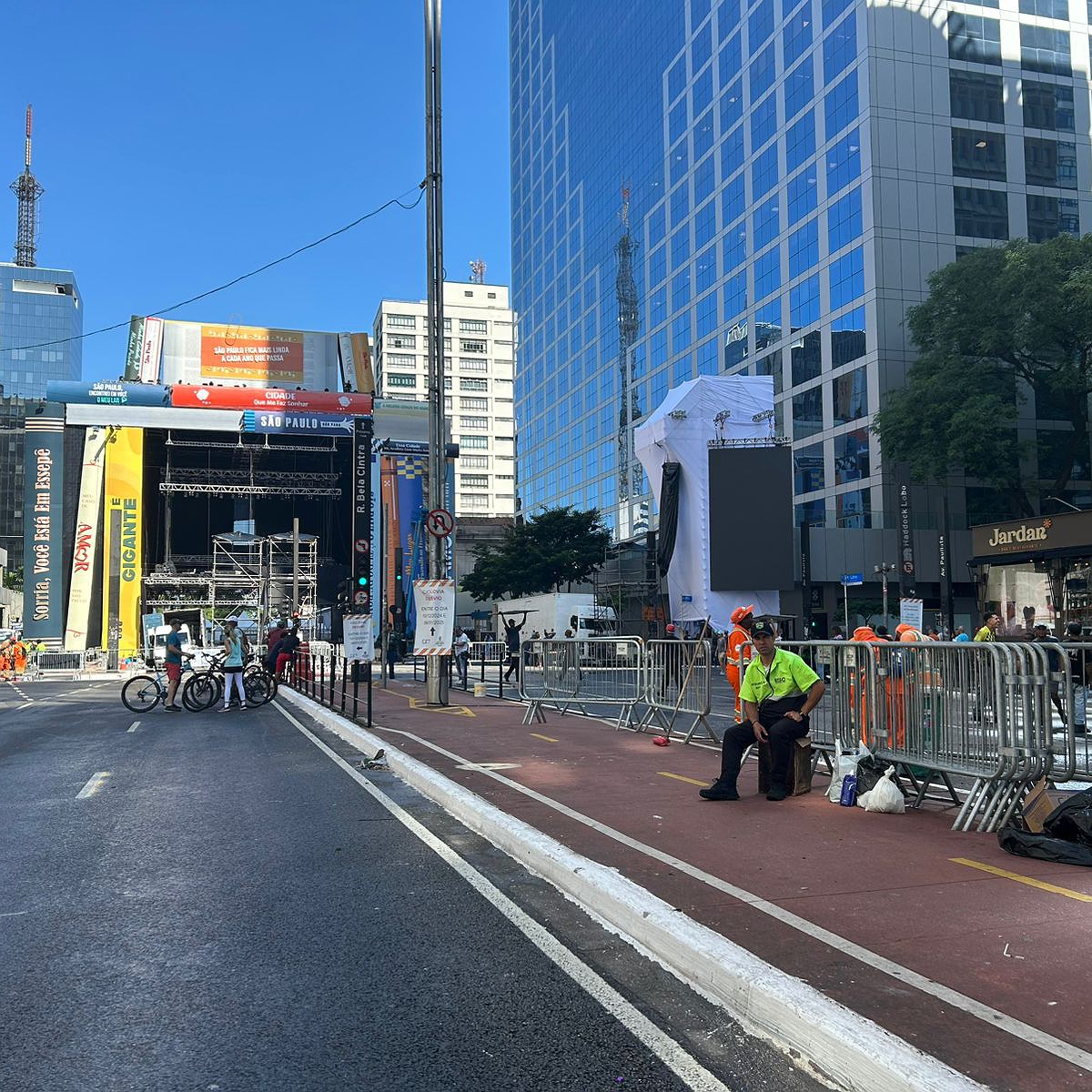 Depois da festa da virada, Avenida Paulista vive dia incomum de tranquilidade