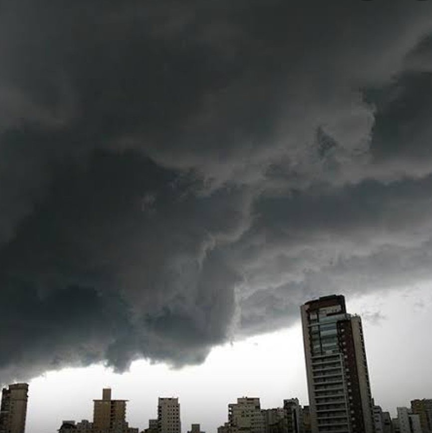 Uma pessoa morreu e dezenas estão desabrigadas após as fortes chuvas que atingiram São Paulo
