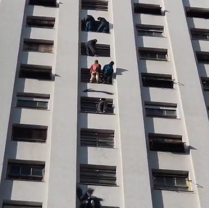 Oito homens são presos por pichar prédio em São Paulo e precisam ser resgatados por policiais; veja vídeo