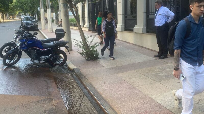 Entupimento em coletor de esgoto próximo à Rua Augusta invade imóveis na região dos Jardins