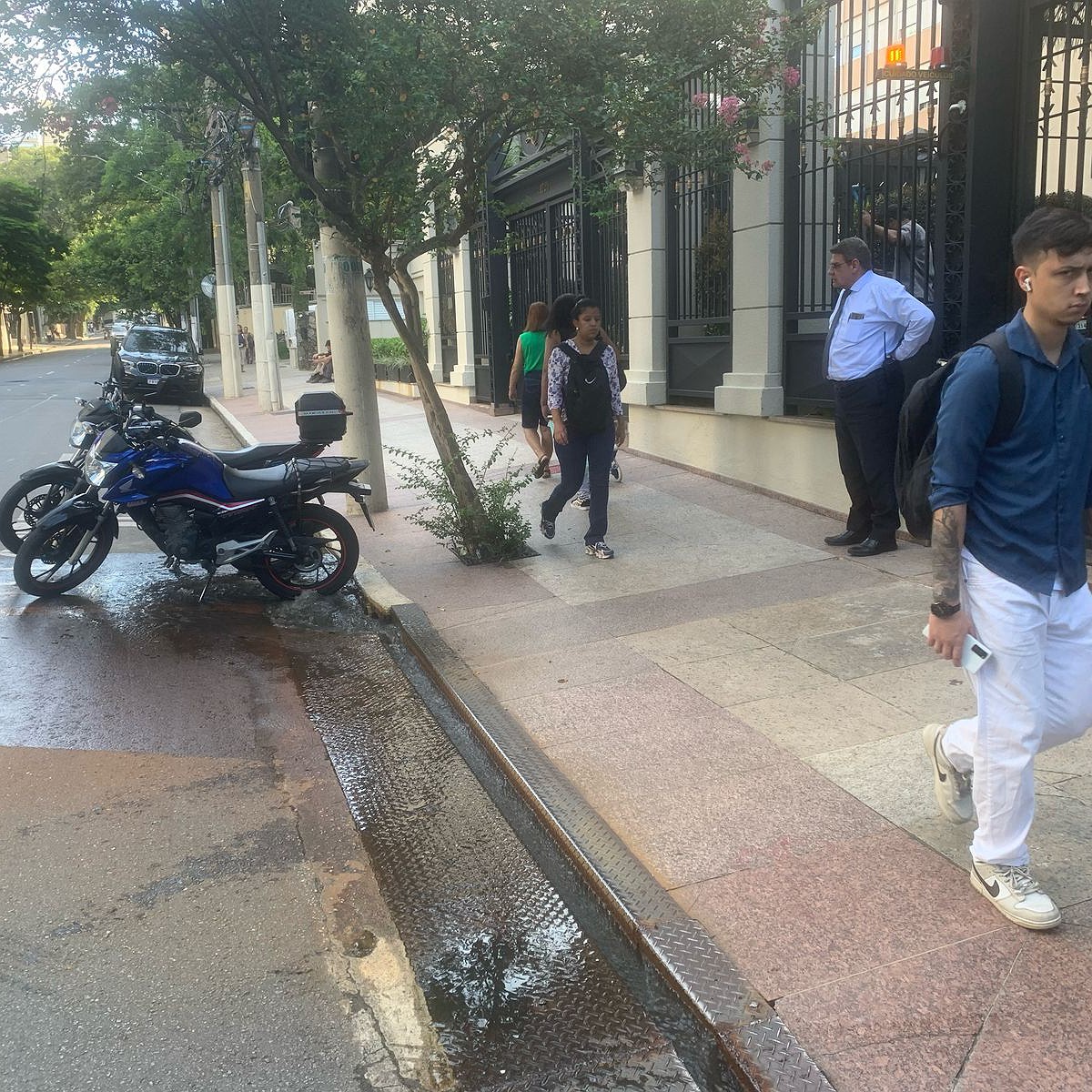 Entupimento em coletor de esgoto próximo à Rua Augusta invade imóveis na região dos Jardins