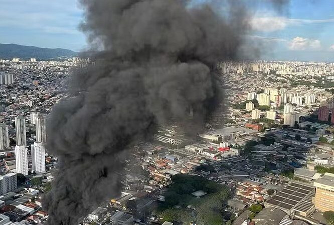 Ao menos 30 clientes da Enel continuam sem energia após incêndio em fábrica de plásticos