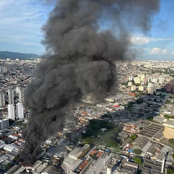 Ao menos 30 clientes da Enel continuam sem energia após incêndio em fábrica de plásticos