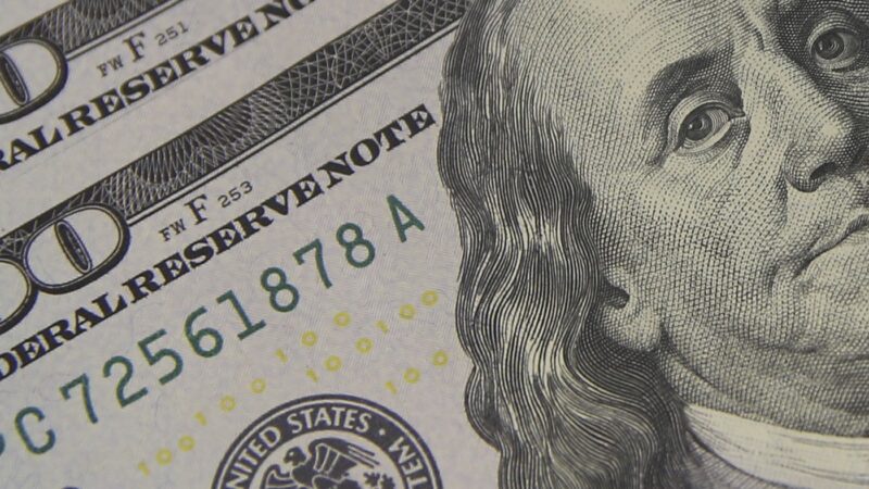 Dólar opera com estabilidade nas primeiras horas de negociação nesta terça-feira (4)