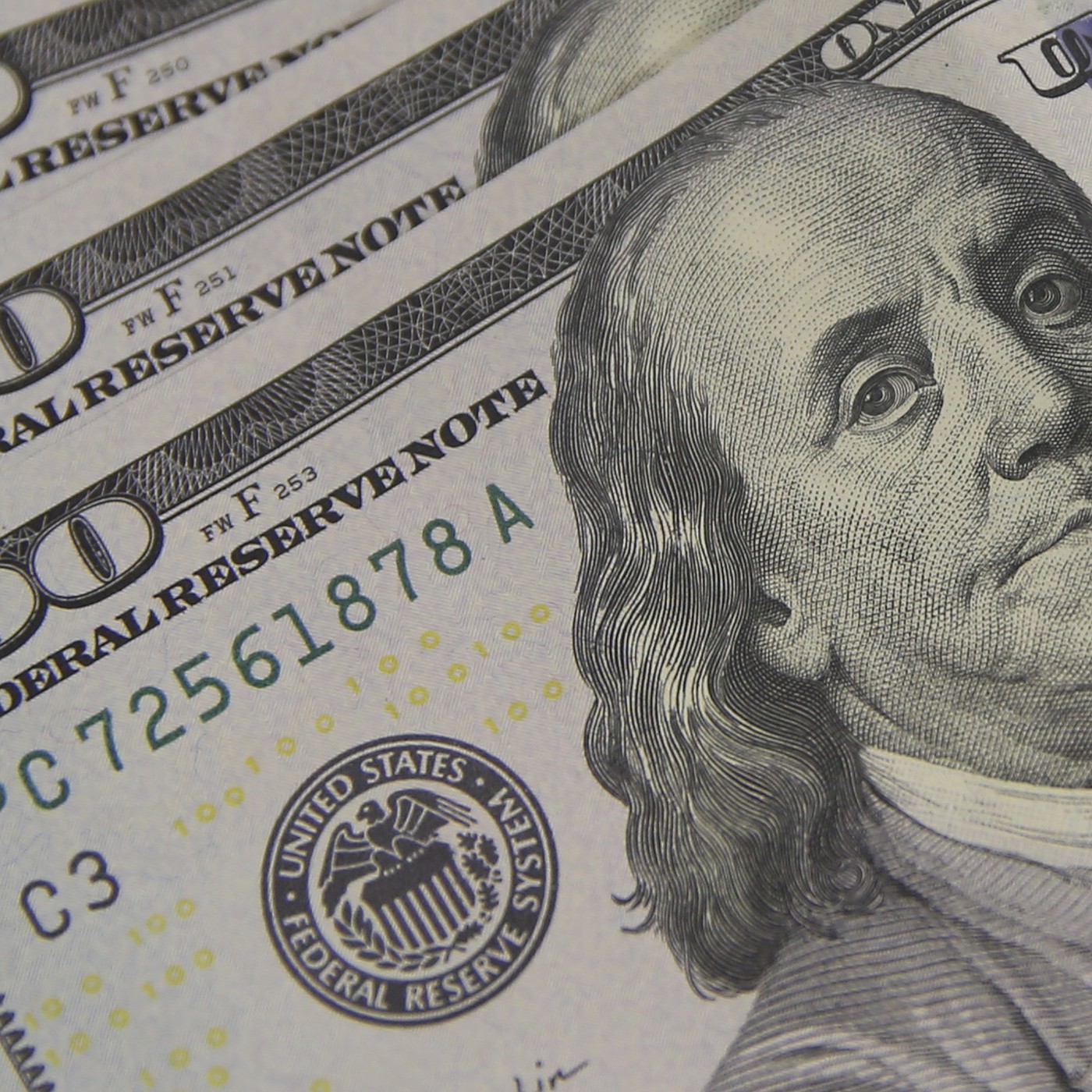 Dólar opera com estabilidade nas primeiras horas de negociação nesta terça-feira (4)