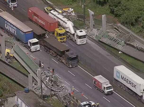 Estudante fica mais de 18 horas presa em congestionamento causado por caminhão na Anchieta