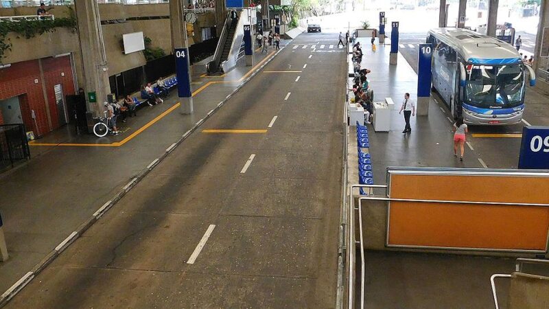 Queda de passarela na Anchieta causa atrasos nos trajetos de ônibus que saem do Terminal Jabaquara