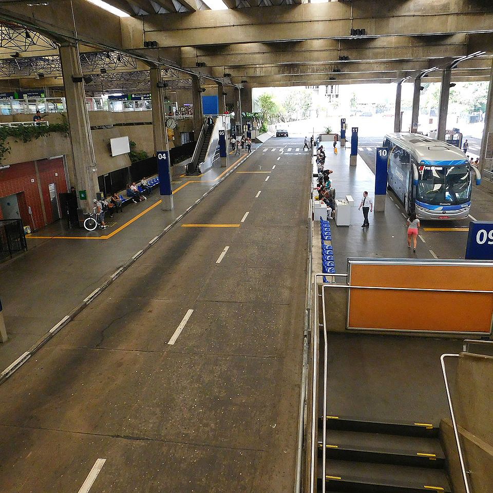 Queda de passarela na Anchieta causa atrasos nos trajetos de ônibus que saem do Terminal Jabaquara