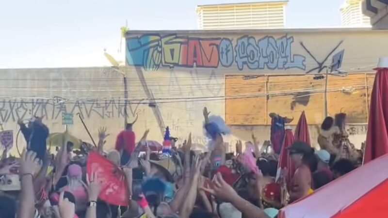 Abordagem de GCM’s e fiscais da Prefeitura termina em confusão durante bloco na Barra Funda (SP)