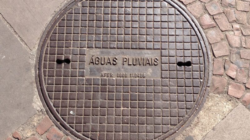 Cimento descartado irregularmente entope bueiros da Vila Madalena, em São Paulo